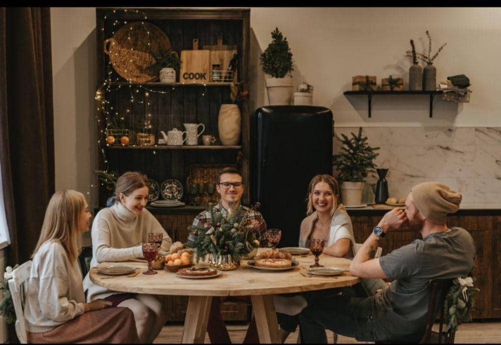 Gambar orang makan bersama (pexels.com/olia danilevich)