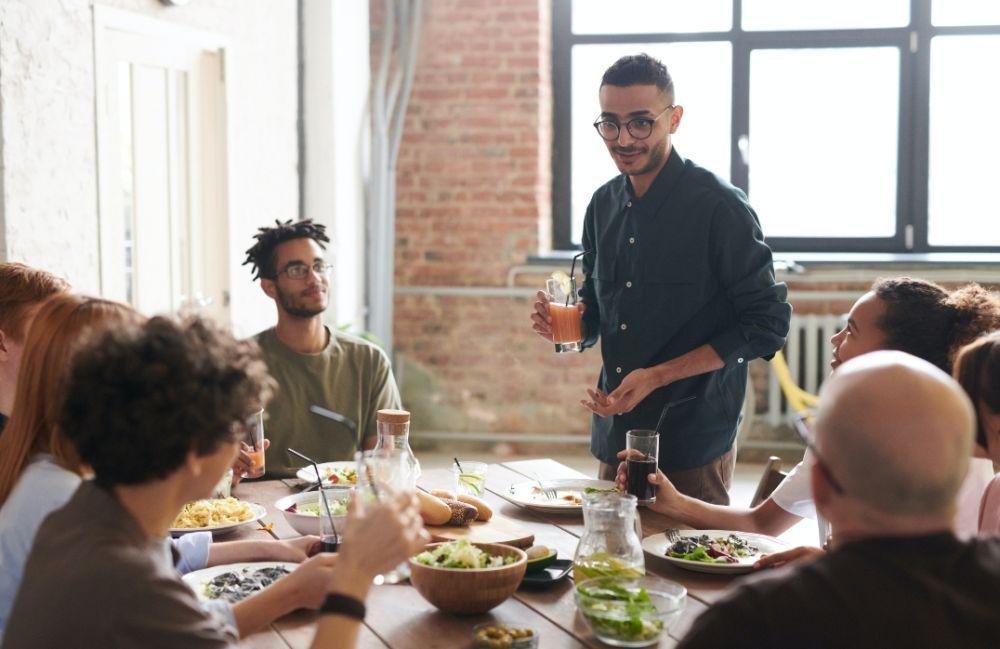 ilustrasi orang makan bersama (pexels.com/fauxels)