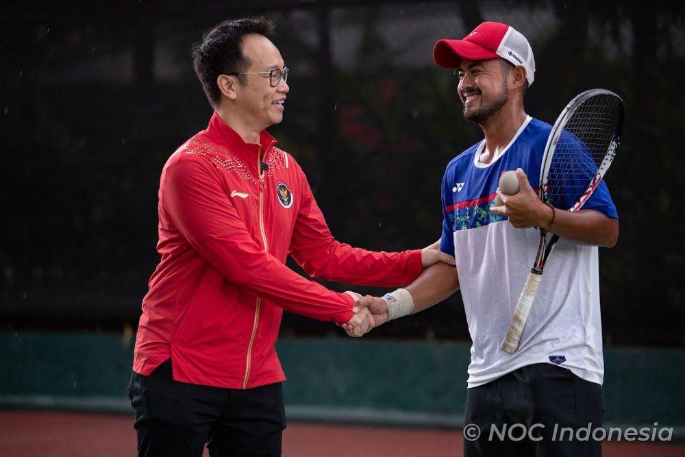 Kunjungan Chef de Mission (CdM) ke tim soft tenis Indonesia (dok.NOC Indonesia/Naif Al'as)