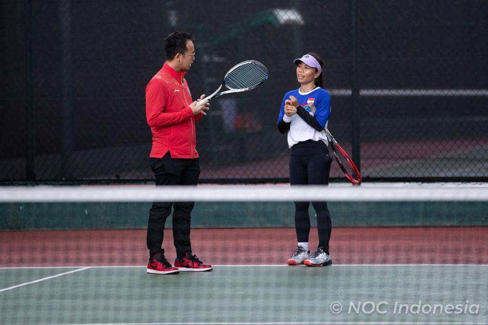 Kunjungan Chef de Mission (CdM) ke tim soft tenis Indonesia (dok.NOC Indonesia/Naif Al'as)