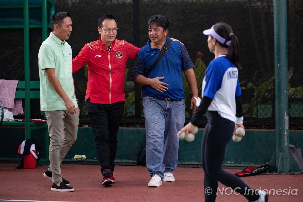 Kunjungan Chef de Mission (CdM) ke tim soft tenis Indonesia (dok.NOC Indonesia/Naif Al'as)