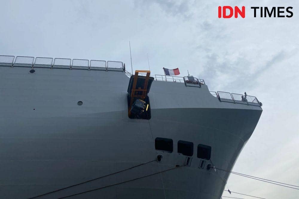 Kapal Angkatan Laut Prancis LHD DIXMUDE sandar di Indonesia. (IDN Times/Sonya Michaella)