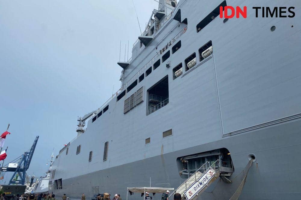 Kapal Angkatan Laut Prancis LHD DIXMUDE sandar di Indonesia. (IDN Times/Sonya Michaella)