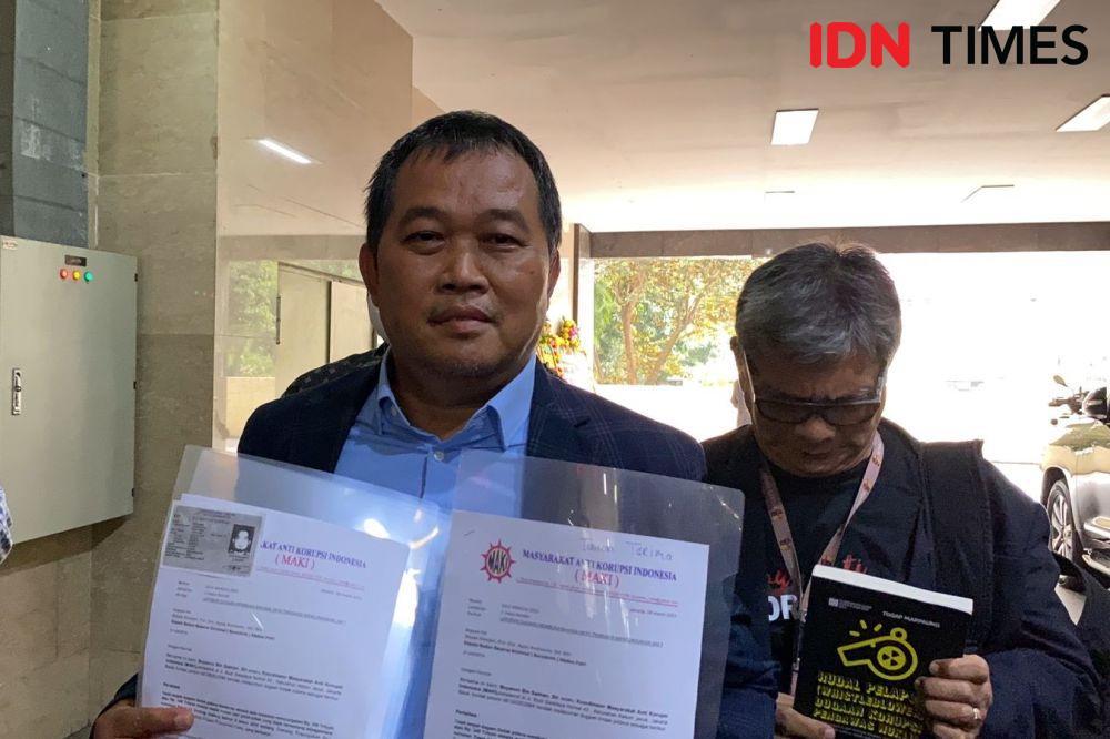 Ketua MAKI Boyamin Saiman melaporkan Menko Polhukam, Mahfud MD, Menkeu Sri Mulyani dan PPATK ke Bareskrim Polri. (IDN Times/Amir Faisol)
