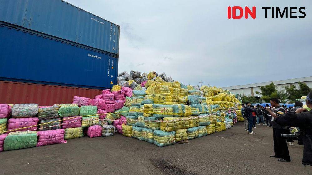 Ribuan bal pakaian bekas impor yang siap dimusnahkan oleh Bea Cukai (IDN Times/Ridwan Aji Pitoko)