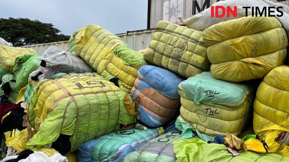 Ribuan bal pakaian bekas impor yang siap dimusnahkan oleh Bea Cukai (IDN Times/Ridwan Aji Pitoko)