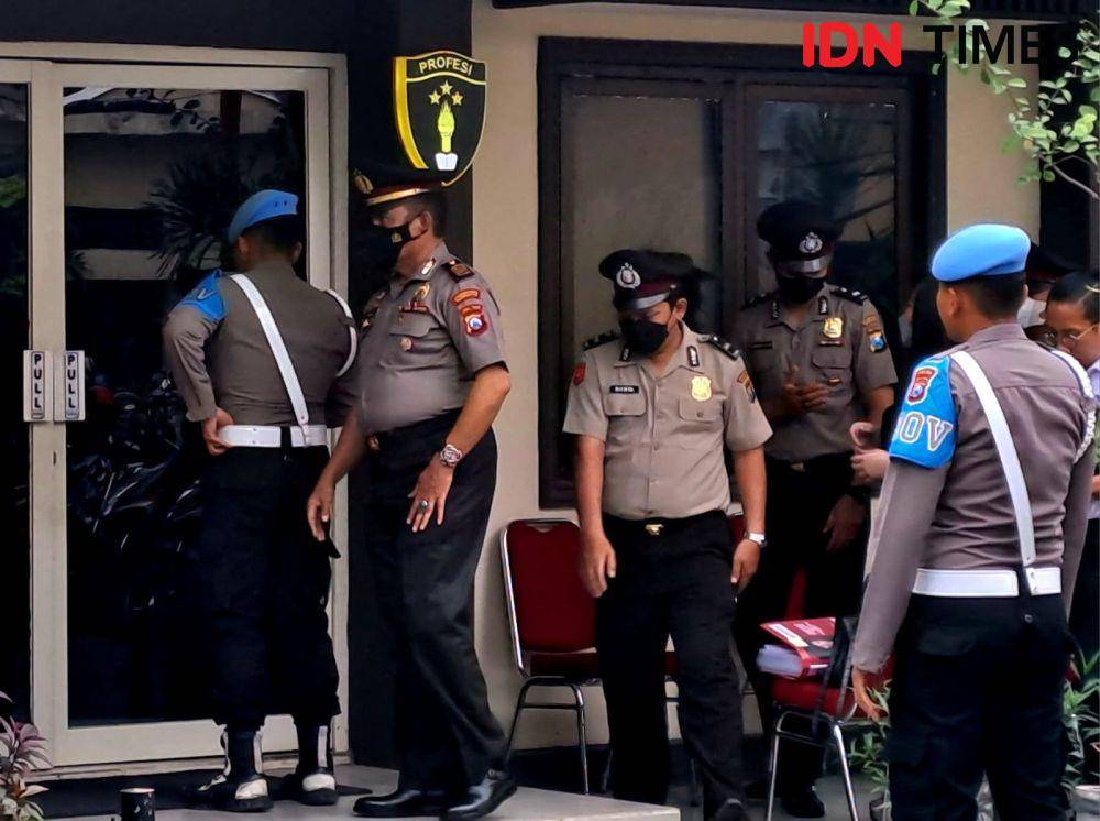 Sidang etik dugaan tidak profesional penyidik penanganan kasus vaksin Polrestabes Surabaya, Selasa (28/3/2023). IDN Times/Ardiansyah Fajar.