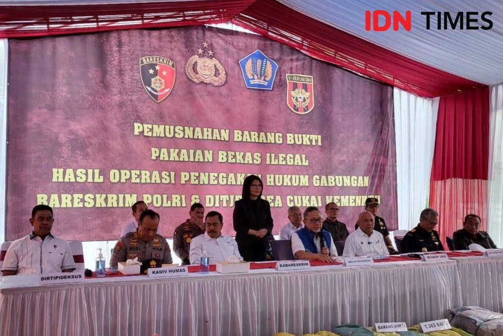 Konferensi pers pemusnahan pakaian bekas ilegal di Cikarang. (IDN Times/Ridwan Aji Pitoko)