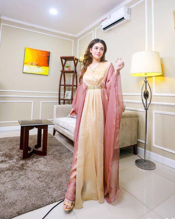 model kaftan minimalis (instagram.com/celine_evangelista)