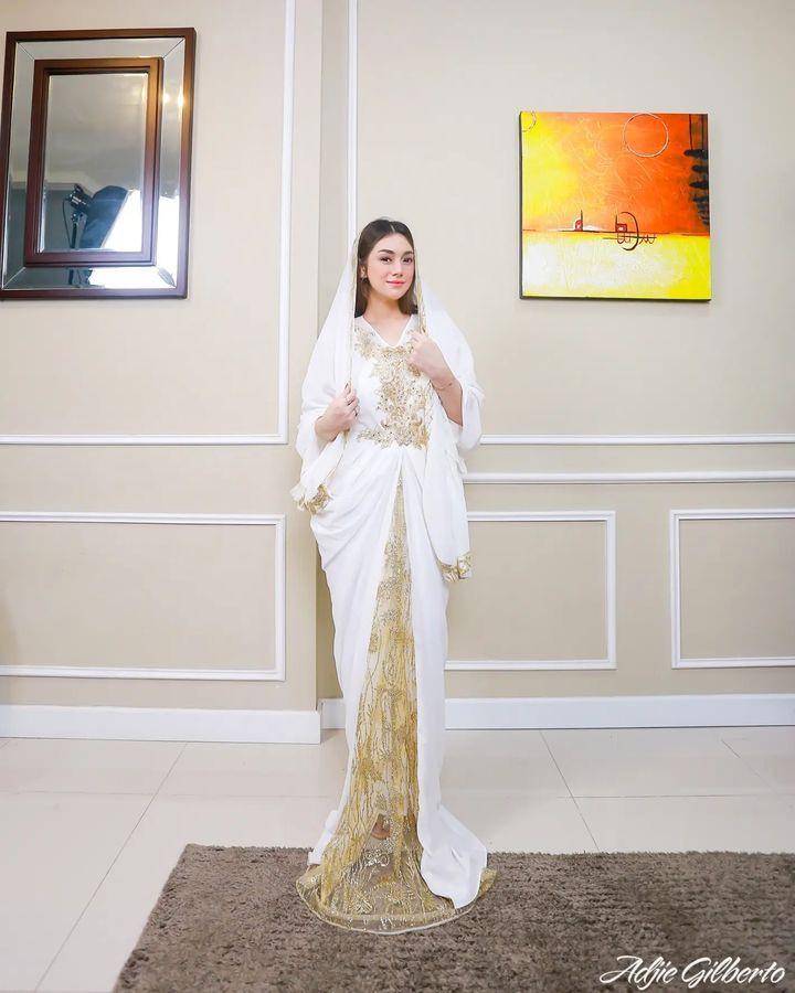 model kaftan minimalis (instagram.com/celine_evangelista)