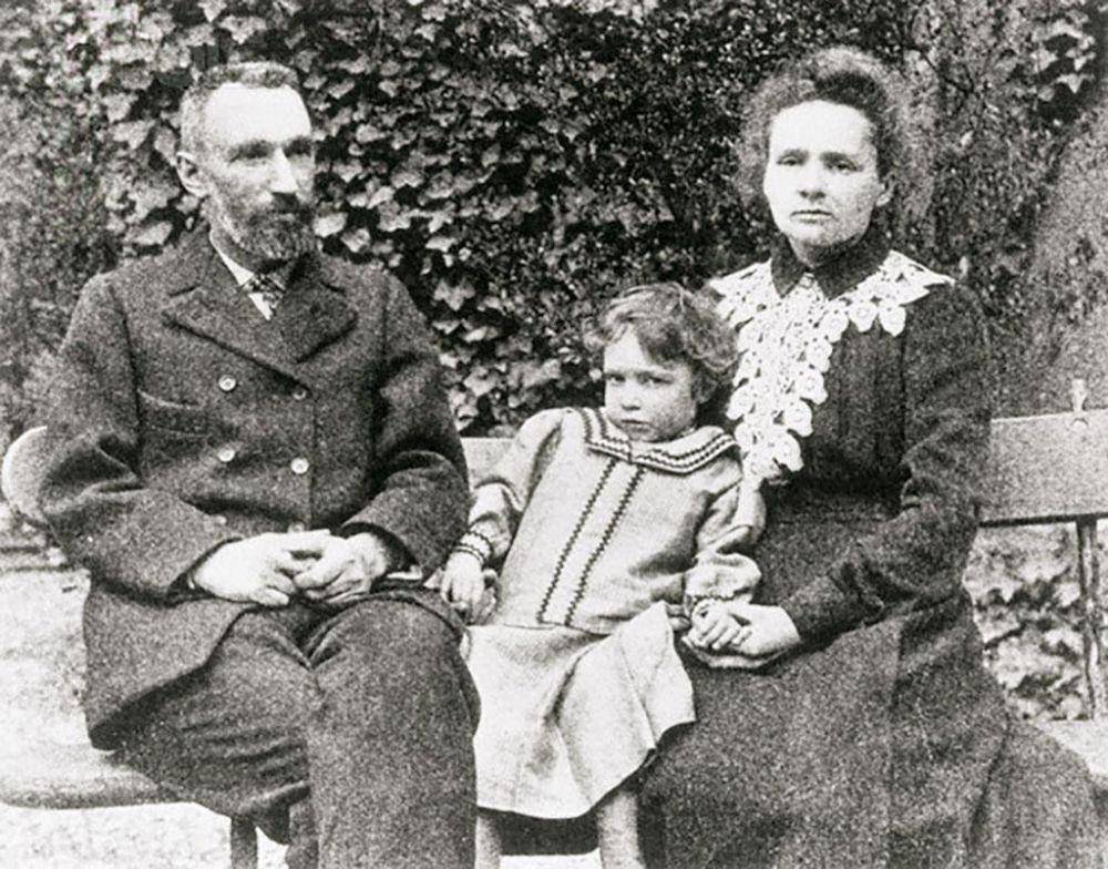 foto keluarga Currie: Pierre Curie, Marrie Curie dan anak mereka Irene Curie (Wikimedia Commons via downtoearth.org)