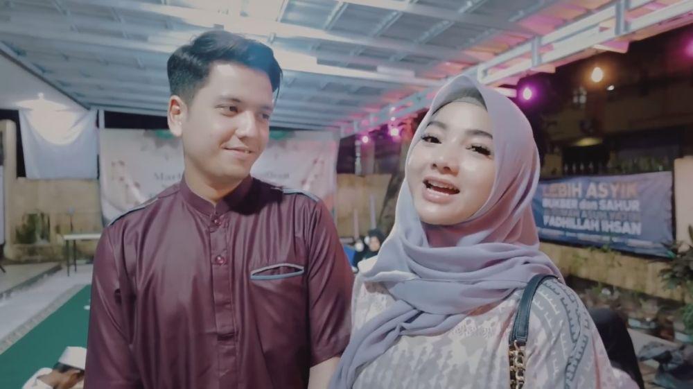 Glenca dan Rendi buka puasa (YouTube.com/Glenca Chysara)