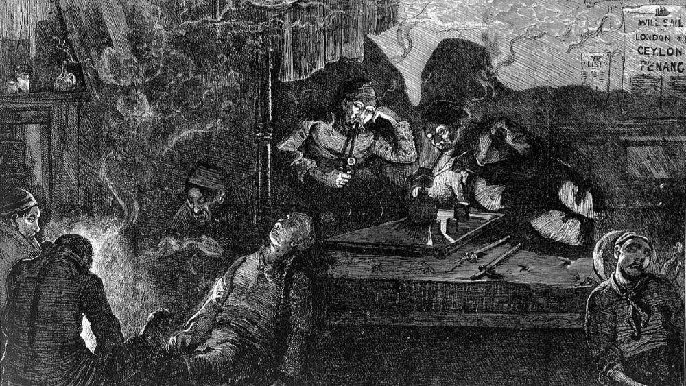 Sarang opium di East End London, para perokok opium berbaring di ranjang kayu dan membungkuk di dekat api. (commons.wikimedia.org/The Illustrated London News/William Bazett Murray)