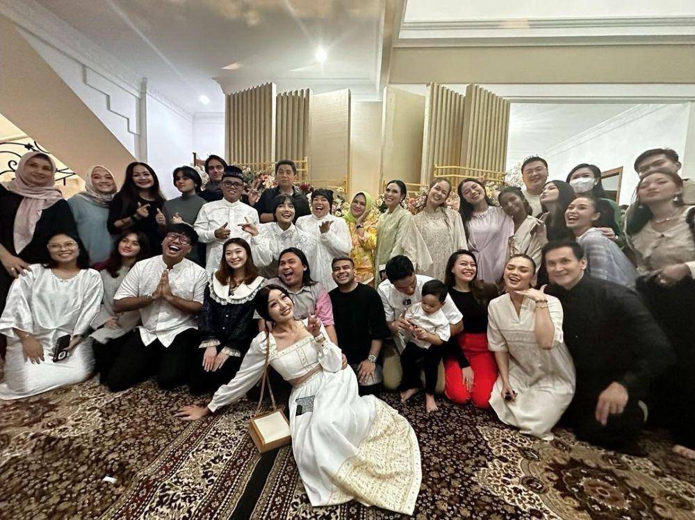 Artis di syukuran rumah Fuji (instagram.com/violenziajean)