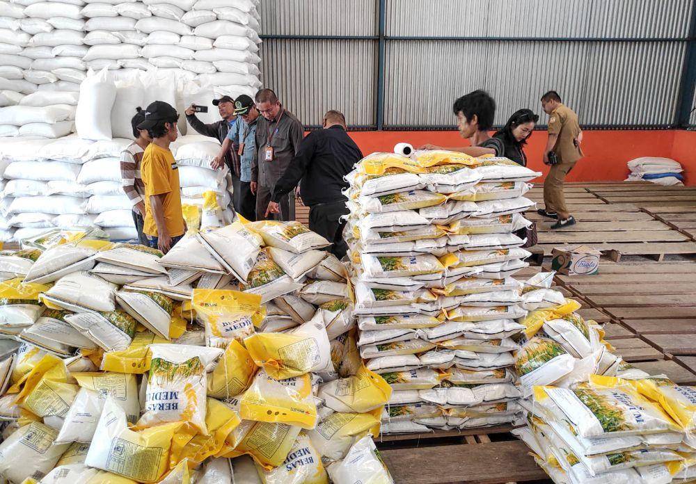Komisi B DPRD Mimika lakukan sidak di gudang beras Kantor Bulog Timika, Papua Tengah, Selasa (29/3/2023). (IDN Times/Endy Langobelen)