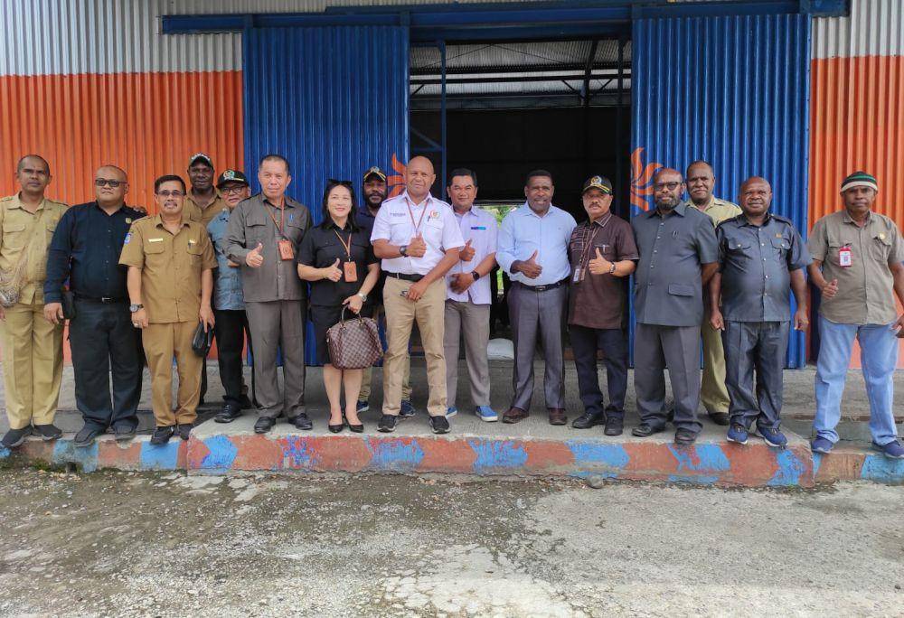 Foto bersama anggota Komisi B DRPD Mimika dengan pihak Bulog Timika usai melakukan sidak. (IDN Times/Endy Langobelen)