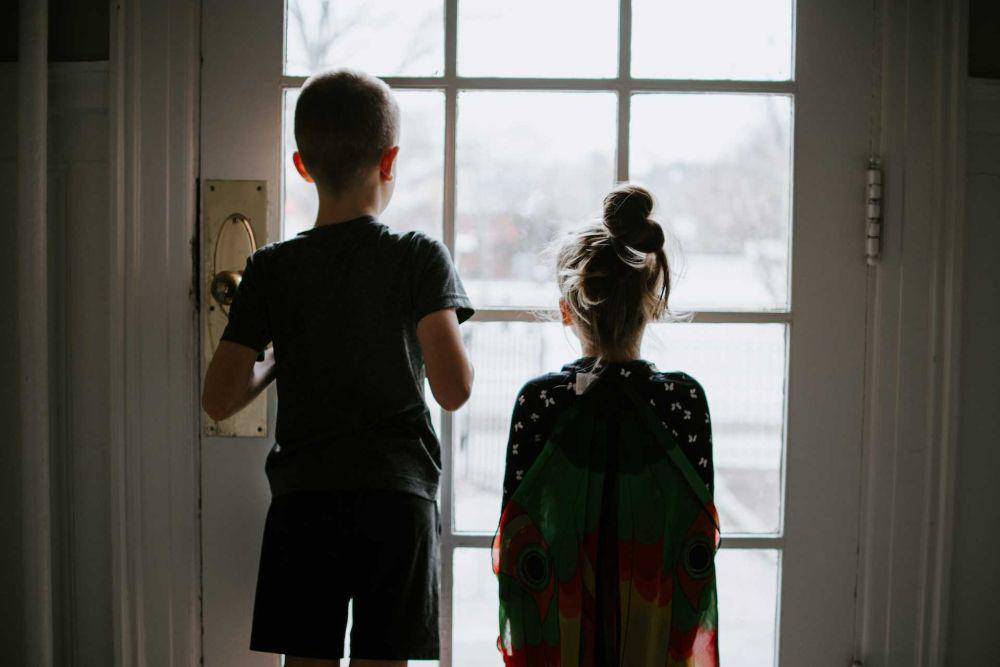 ilustrasi anak-anak tinggal di rumah (unsplash.com/Kelly Sikkema)
