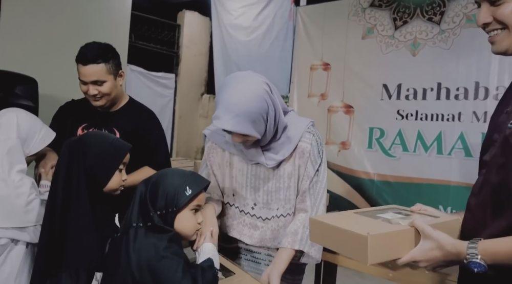 Glenca dan Rendi buka puasa (YouTube.com/Glenca Chysara)