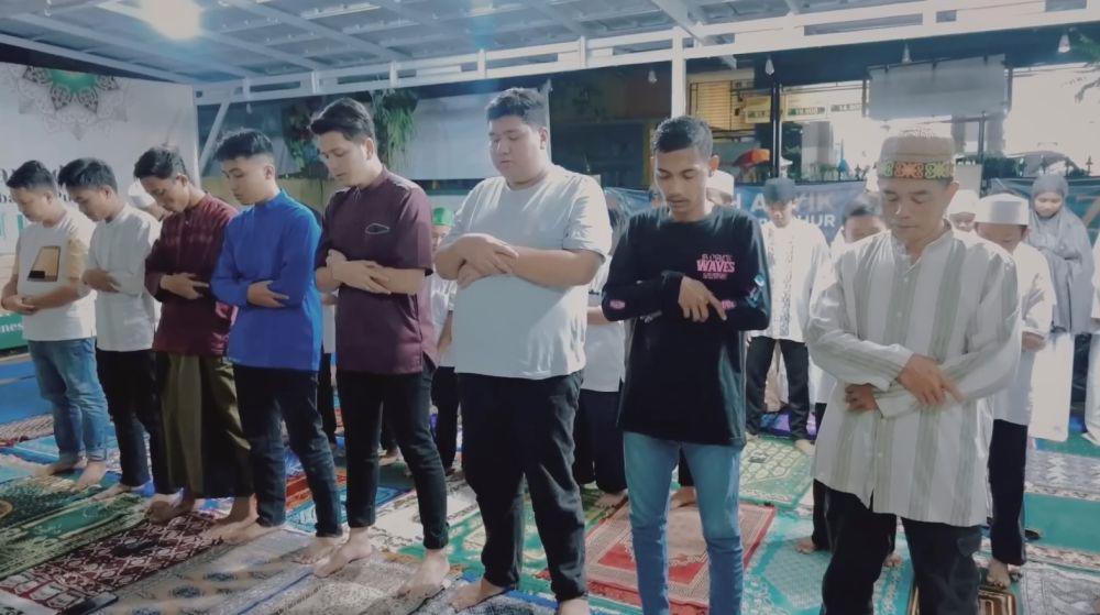 Glenca dan Rendi buka puasa (YouTube.com/Glenca Chysara)