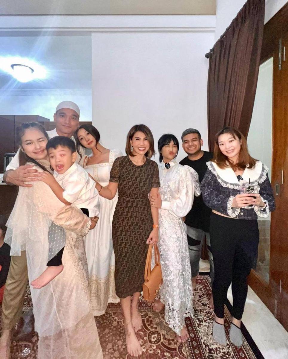 Artis di syukuran rumah Fuji (instagram.com/lucintaluna_manjalita)