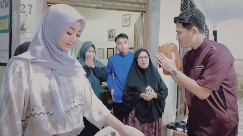 Glenca dan Rendi buka puasa (YouTube.com/Glenca Chysara)
