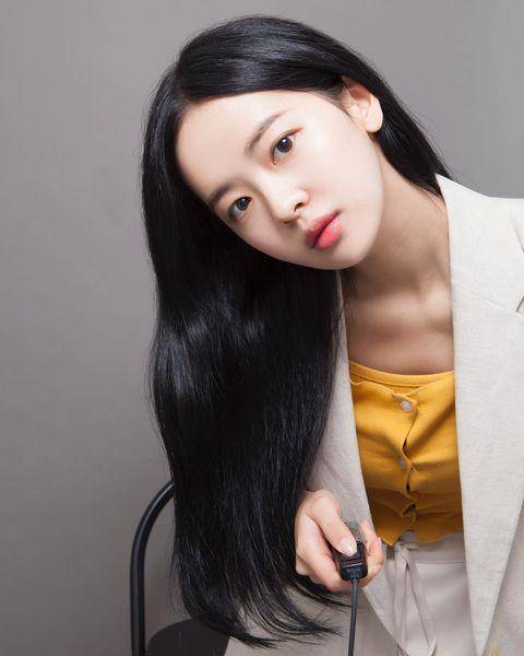 Hwang Boreumbyeol (instagram.com/boreum_byeol)