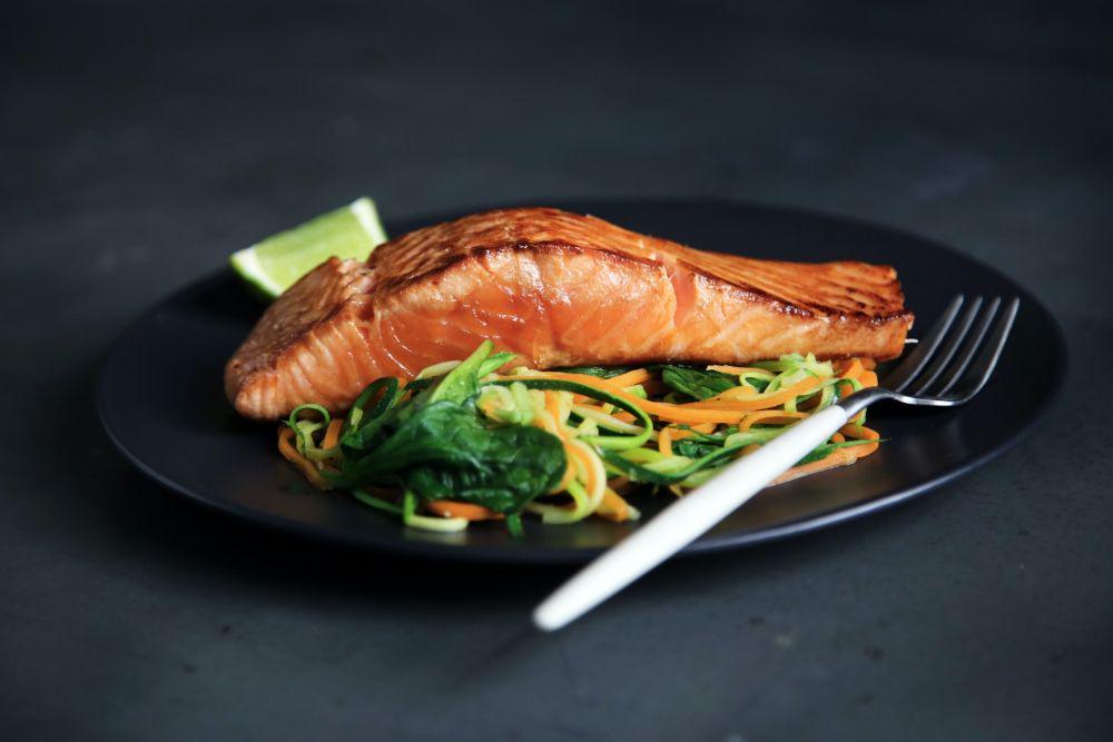 ilustrasi daging ikan salmon dan sayuran (unsplash.com/CA Creative)
