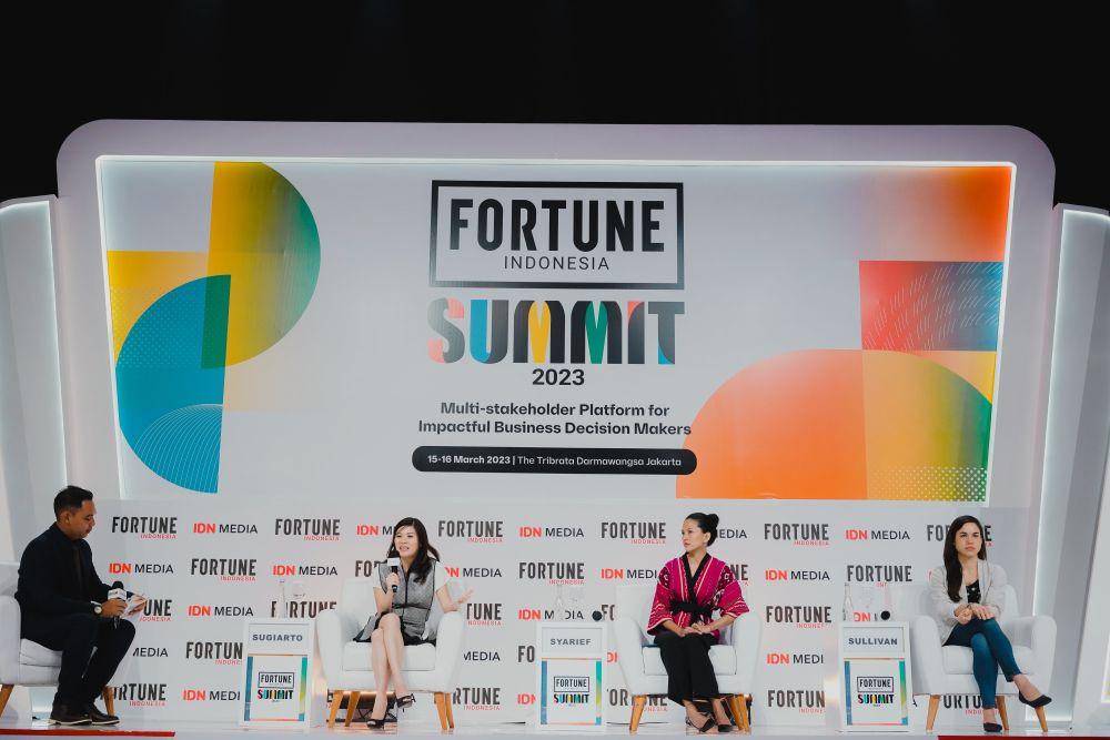 Avina Sugiarto selaku Partner East Ventures, Nadine Zamira Syarief selaku Sustainability & ESG Manager APRIL Group & Tanah Sullivan selaku Head of Sustainability GoTo Group dalam sesi “Change the World for the Better Planet” di FORTUNE Indonesia Summit 2023, di The Tribrata Darmawangsa Jakarta (Dok. IDN Media)
