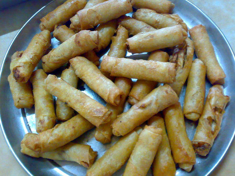 lumpia (commons.wikimedia.org/Kguirnela )