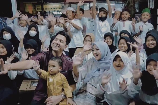 10 Potret Rendi Jhon dan Glenca Chysara Buka Puasa di Panti Asuhan