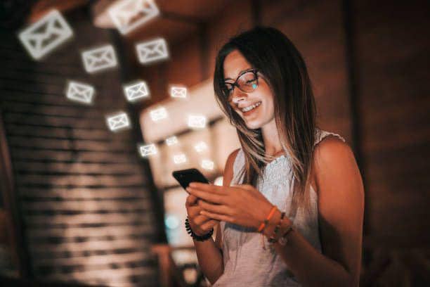 ilustrasi mengirim ucapan idul fitri ke rekan kerja 