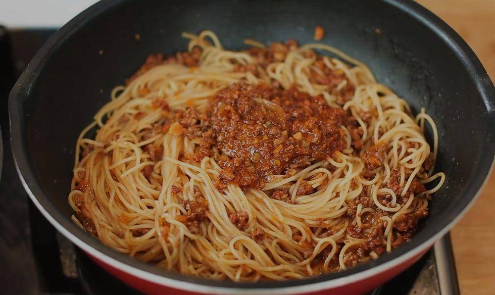 memasak spaghetti bolognese (youtube.com/Devina Hermawan)