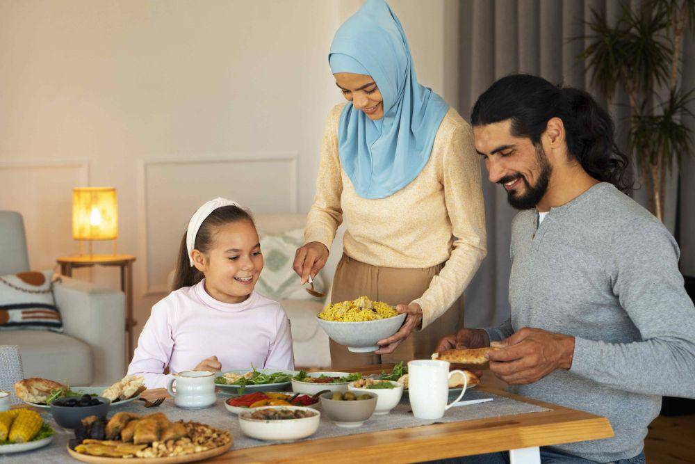 ilustrasi makan bersama keluarga (freepik.com/freepik)