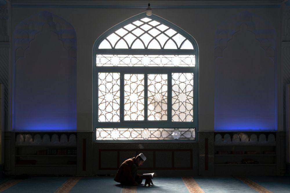 membaca Al-Quran di masjid (pexels.com/mohammad ramezani)