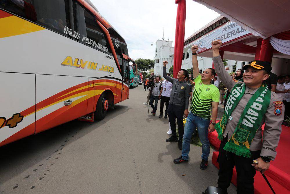Wali Kota Surabaya berangkatkan Bonek tret tet tet tet, Rabu (29/3/2023). (Dok. Diskominfo Kota Surabaya).