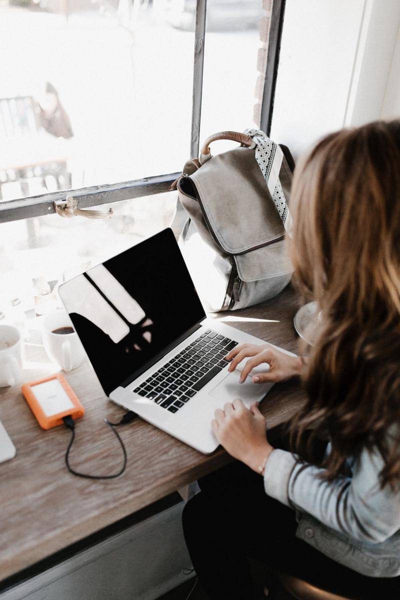 Ilustrasi wanita menginstal driver laptop (pexels,.com/Andrew Neel)
