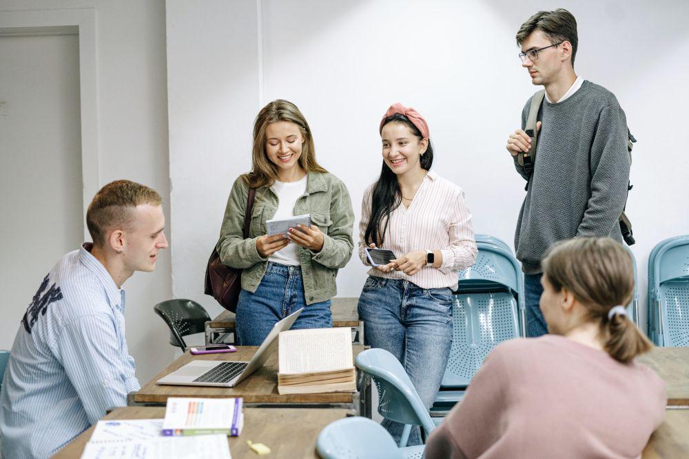 ilustrasi teman kantor (pexels.com/Ivan Samkov)