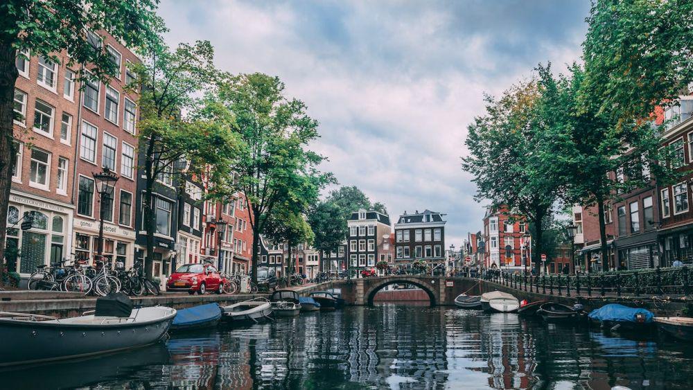 potret kanal yang berada di kota Amsterdam, Belanda. (pexels.com/ChaitGoli)