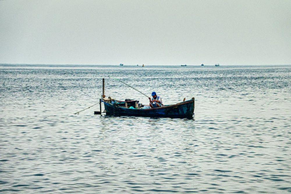 potret nelayan sedang mencari ikan di laut. (pexels.com/Tom Fisk)