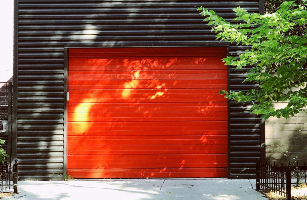 5 Inspirasi Pintu Garasi Rumah, Bikin Makin Keren!
