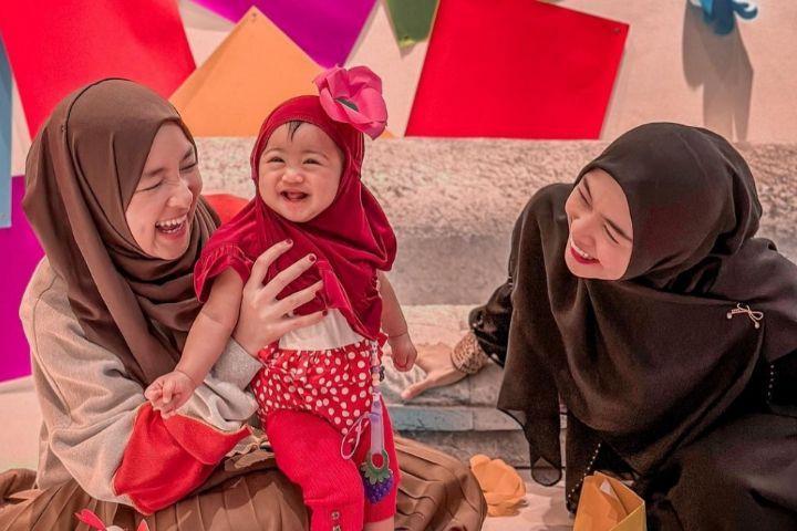 10 Potret Nissa Sabyan Momong Baby Moana, Sudah Cocok Jadi Ibu Muda?