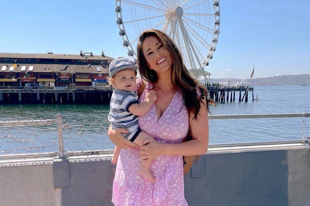 9 Potret Nia Sanchez Miss USA 2014 saat Momong Anak, Hot Mama!