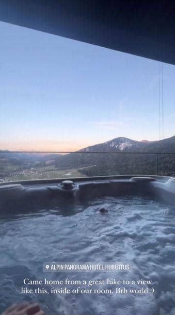 Vidi Aldiano main seluncuran dari gunung salju di Italia (instagram.com/vidialdiano)