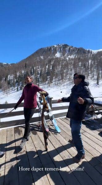 Vidi Aldiano main seluncuran dari gunung salju di Italia (instagram.com/vidialdiano)