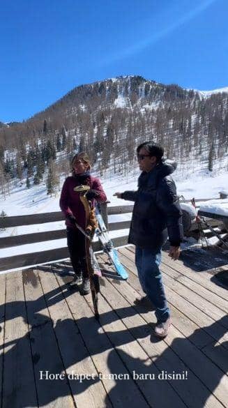 Vidi Aldiano main seluncuran dari gunung salju di Italia (instagram.com/vidialdiano)