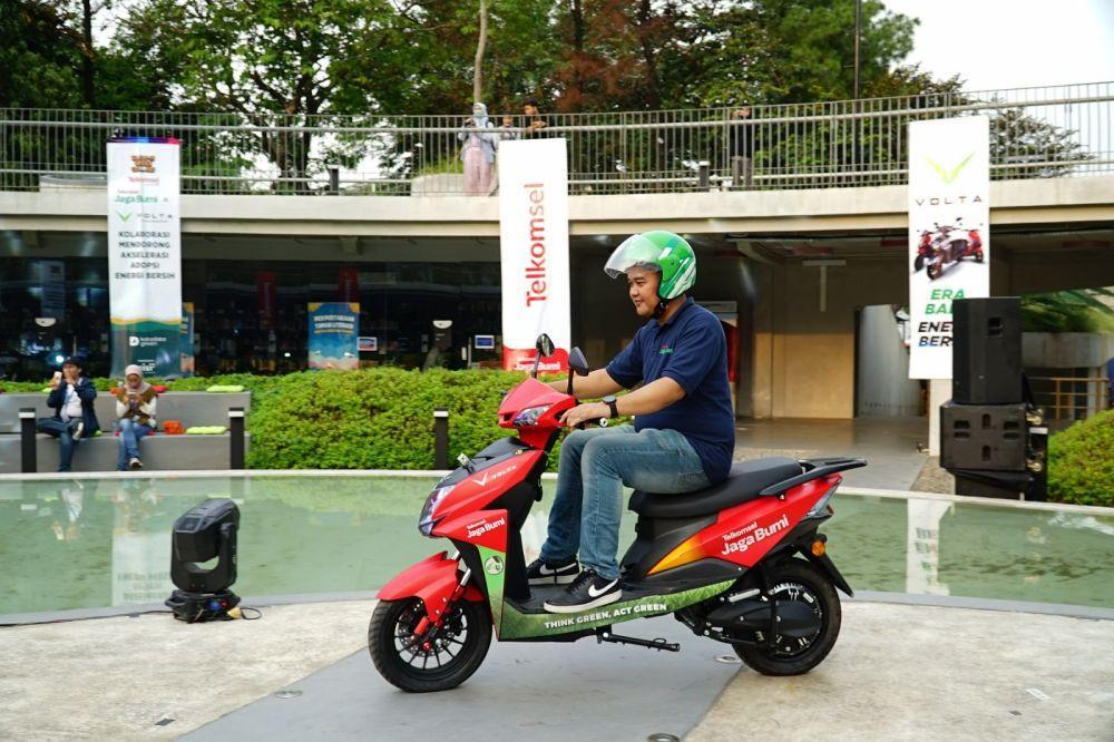 Telkomsel menggandeng Volta, anak usaha PT NFC Indonesia Tbk (NFCX) menghadirkan program bundling Motor Listrik Volta dengan paket kuota data. (Dok. Telkomsel).