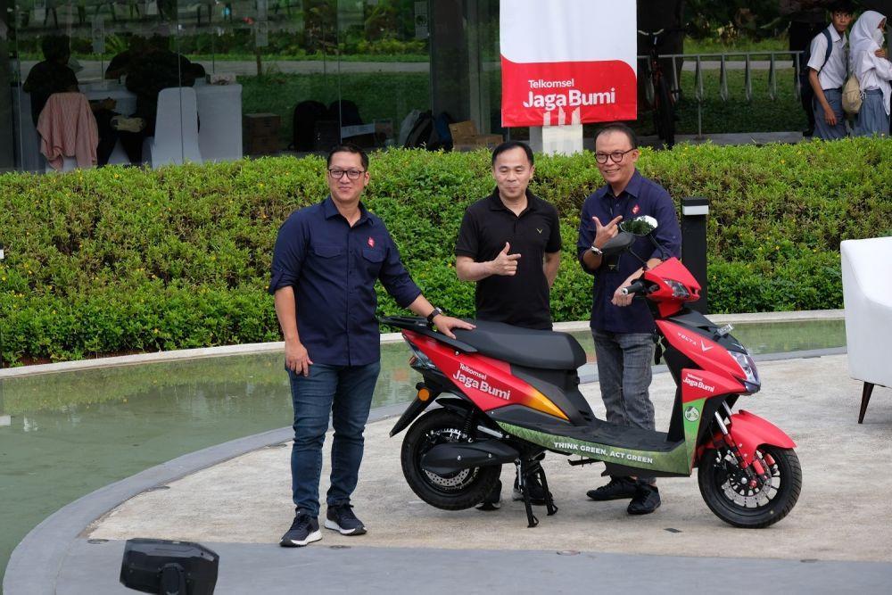 Telkomsel menggandeng Volta, anak usaha PT NFC Indonesia Tbk (NFCX) menghadirkan program bundling Motor Listrik Volta dengan paket kuota data. (Dok. Telkomsel).