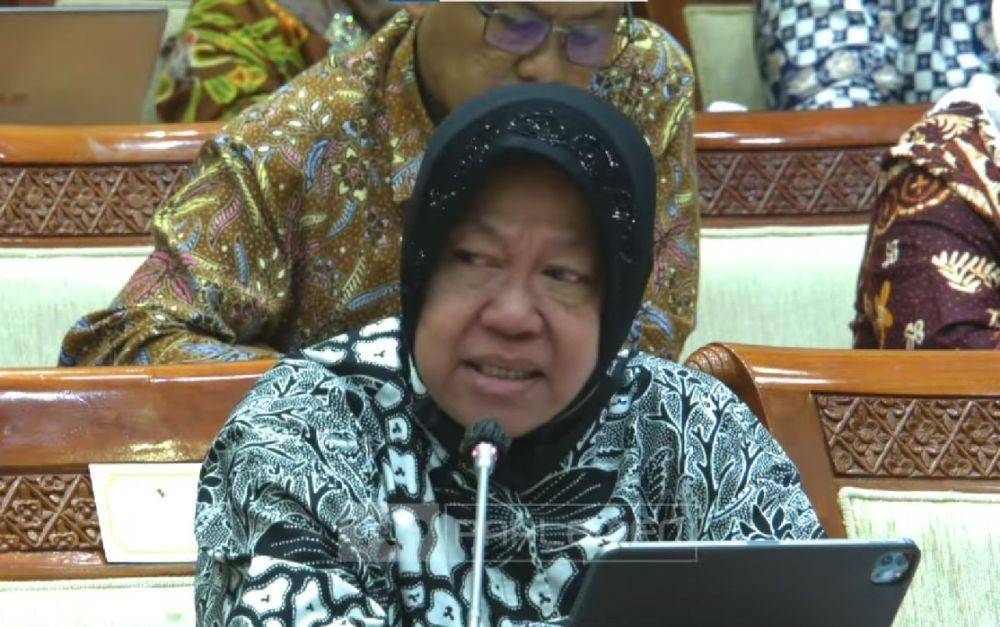 Mensos Risma menangis saat raker dengan Komisi VIII. (youtube.com/TVR Parlemen)