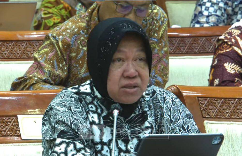 Mensos Risma menangis saat raker dengan Komisi VIII. (youtube.com/TVR Parlemen)