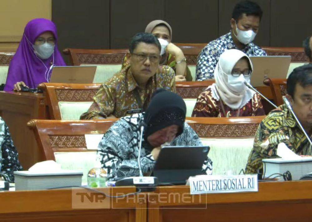 Mensos Risma menangis saat raker dengan Komisi VIII. (youtube.com/TVR Parlemen)